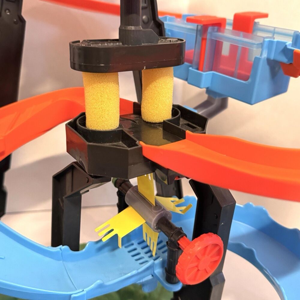 HOT WHEELS Ultimate Gator Car Wash Playset with 1 Color Shifter Car (Bx X) - Picture 5 of 9